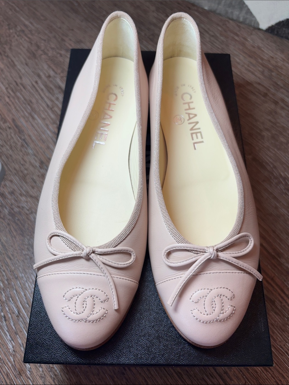 CHANEL Pale Pink Leather Ballet Flats with CC Motif and Bow
